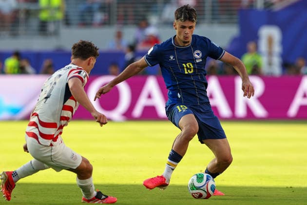 July 1, 2026, Santa Clara, California, USA: Kerim Alajbegovic (19) of Bosnia and Herzegovina controls a ball during the FIFA World Cup, WM, Weltmeisterschaft, Fussball 2026 Round of 32 match between USA and Bosnia and Herzegovina Soccer 2026: USA 2:0 Bosnia And Herzegovina.  - ZUMAa257 20260701_zsp_a257_081 Copyright: xChrisxArjoonx