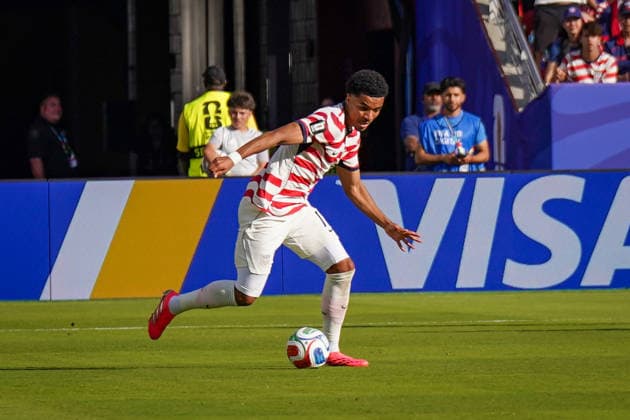 USA: Fußball FIFA World Cup, WM, Weltmeisterschaft, Fussball 2026, Sechzehntelfinale - USA vs Bosnien - Herzegowina im Levi™s Stadium (Santa Clara, San Francisco Bay Area, Kalifornien): Alex Freeman (USA, 16) *** USA Soccer 2026 FIFA World Cup, Round of 32: USA vs. Bosnia and Herzegovina at Levi’s Stadium in Santa Clara, San Francisco Bay Area, California; Alex Freeman, USA, 16 Copyright: xJOERANxSTEINSIEKx