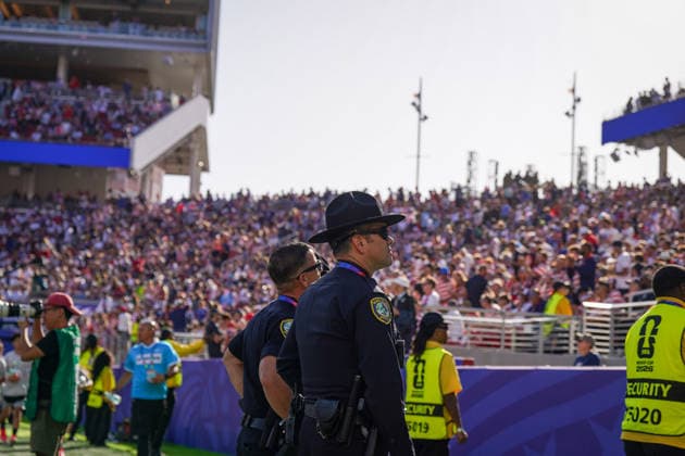 USA: Fußball FIFA World Cup, WM, Weltmeisterschaft, Fussball 2026, Sechzehntelfinale - USA vs Bosnien - Herzegowina im Levi™s Stadium (Santa Clara, San Francisco Bay Area, Kalifornien): Polizeibeamte der Santa Clara Police und Sicherheitskräfte überwachen den Spielfeldrand während des Play-off-Spiels USA gegen Bosnien und Herzegowina bei der FIFA Fußball-Weltmeisterschaft 2026 im Levi™s Stadium. Im Hintergrund voll besetzte Tribünen mit US-Fans. Sicherheit, Polizei, Sheriff, Security, Ordnungskräfte, Zuschauer, Fans, Fankultur, Sportstätte, Innenansicht, Großereignis, Spielbetrieb. *** 2026 FIFA World Cup: USA vs. Bosnia and Herzegovina in the Round of 16 at Levi’s Stadium in Santa Clara, San Francisco Bay Area, California. Santa Clara Police officers and security personnel monitor the sidelines during the round of 16 match between the USA and Bosnia and Herzegovina at the 2026 FIFA World Cup at Levi’s Stadium. In the background, packed stands filled with U.S. fans. Security, police, sheriff, security personnel, law enforcement, spectators, fans, fan culture, sports venue, interior view, major event, match day Copyright: xJOERANxSTEINSIEKx