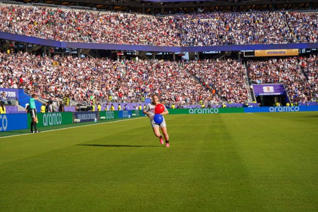 USA: Fußball FIFA World Cup, WM, Weltmeisterschaft, Fussball 2026, Sechzehntelfinale - USA vs Bosnien - Herzegowina im Levi™s Stadium (Santa Clara, San Francisco Bay Area, Kalifornien): Ballkind sammelt vor dem Anpfiff rot-weiß-blaue Luftballons vom Spielfeld im Levi™s Stadium während der FIFA Fußball-Weltmeisterschaft 2026. Im Hintergrund voll besetzte Tribünen mit Zuschauern und Werbebanden von Aramco. Spielvorbereitung, Ballkind, Luftballons, Spielfeld, Sportstätte, Totale, Innenansicht, Fans, Zuschauer, Tribüne, Werbung, Aramco, Großereignis. *** 2026 FIFA World Cup USA, Round of 32: USA vs. Bosnia and Herzegovina at Levi’s Stadium in Santa Clara, San Francisco Bay Area, California. A ball boy collects red, white, and blue balloons from the field at Levi’s Stadium before kickoff during the 2026 FIFA World Cup. In the background, packed stands with spectators and Aramco advertising banners. Pre-game preparations, ball girl, balloons, field, sports venue, wide shot, interior view, fans, spectators, stands, advertising, Aramco, major event Copyright: xJOERANxSTEINSIEKx