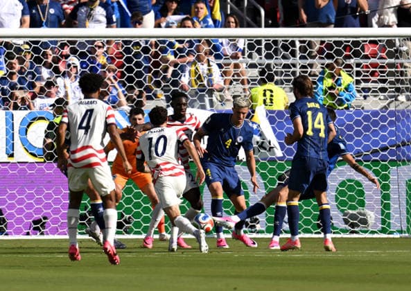 USA vs Bosnia and Herzegovina - FIFA World Cup, WM, Weltmeisterschaft, Fussball 2026 - Round 32 SANTA CLARA, CALIFORNIA - JULY 1: Christian Pulisic (10) of USA in action against Robin Hranac (4) of team Bosnia Herzegovina during the 2026 FIFA World Cup Round 32 match between USA vs Bosnia and Herzegovina at the San Francisco Bay Area Stadium (Levi s Stadium) in Santa Clara, California, United States on July 1, 2026. Tayfun Coskun Anadolu California United States. Editorial use only. Please get in touch for any other usage.  Copyright: x2026xAnadoluxTayfunxCoskunx