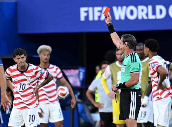 USA vs Bosnia and Herzegovina - FIFA World Cup, WM, Weltmeisterschaft, Fussball 2026 - Round 32 SANTA CLARA, CALIFORNIA - JULY 1: Referee Raphael shows red card Folarin Balogun (not seen) of USA during the 2026 FIFA World Cup Round 32 match between USA vs Bosnia and Herzegovina at the San Francisco Bay Area Stadium (Levi s Stadium) in Santa Clara, California, United States on July 1, 2026. Tayfun Coskun Anadolu California United States. Editorial use only. Please get in touch for any other usage.  Copyright: x2026xAnadoluxTayfunxCoskunx