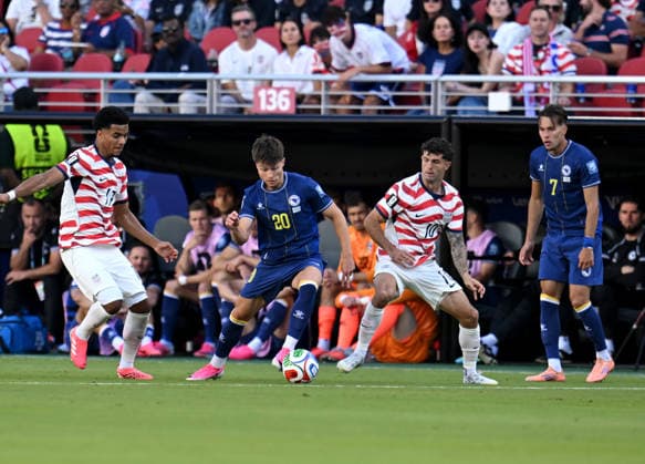USA vs Bosnia and Herzegovina - FIFA World Cup, WM, Weltmeisterschaft, Fussball 2026 - Round 32 SANTA CLARA, CALIFORNIA - JULY 1: Malik Tillman (17) and Christian Pulisic (10) of USA in action against Jaroslav Zeleny (20) of team Bosnia Herzegovina during the 2026 FIFA World Cup Round 32 match between USA vs Bosnia and Herzegovina at the San Francisco Bay Area Stadium (Levi s Stadium) in Santa Clara, California, United States on July 1, 2026. Tayfun Coskun Anadolu California United States. Editorial use only. Please get in touch for any other usage.  Copyright: x2026xAnadoluxTayfunxCoskunx