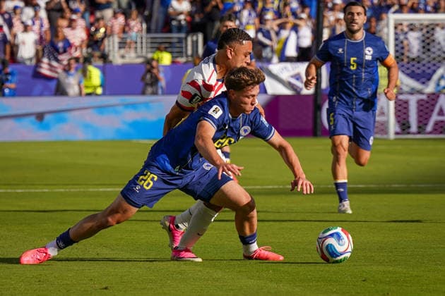 USA: Fußball FIFA World Cup, WM, Weltmeisterschaft, Fussball 2026, Sechzehntelfinale - USA vs Bosnien - Herzegowina im Levi™s Stadium (Santa Clara, San Francisco Bay Area, Kalifornien): Ermin MahmiÄ‡ Ermin Mahmic (Bosnien und Herzegowina 26) und Sergino Dest (USA, 2) *** USA Soccer 2026 FIFA World Cup, Round of 32: USA vs. Bosnia and Herzegovina at Levi’s Stadium in Santa Clara, San Francisco Bay Area, California. Ermin Mahmic (Bosnia and Herzegovina, No. 26) and Sergino Dest (USA, No. 2) Copyright: xJOERANxSTEINSIEKx