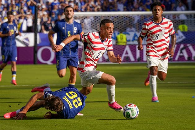 USA: Fußball FIFA World Cup, WM, Weltmeisterschaft, Fussball 2026, Sechzehntelfinale - USA vs Bosnien - Herzegowina im Levi™s Stadium (Santa Clara, San Francisco Bay Area, Kalifornien): Sergino Dest (USA, 2) überwindet Ermin MahmiÄ‡ Ermin Mahmic (Bosnien und Herzegowina 26) *** USA Soccer 2026 FIFA World Cup, Round of 32: USA vs. Bosnia and Herzegovina at Levi’s Stadium in Santa Clara, San Francisco Bay Area, California. Sergino Dest (USA) scores the 2nd goal, beating Ermin Mahmic (Bosnia and Herzegovina) 26 Copyright: xJOERANxSTEINSIEKx