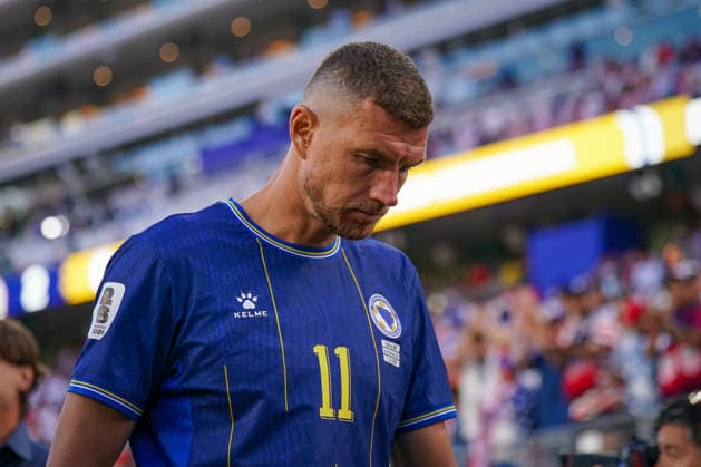 USA: Fußball FIFA World Cup, WM, Weltmeisterschaft, Fussball 2026, Sechzehntelfinale - USA vs Bosnien - Herzegowina im Levi™s Stadium (Santa Clara, San Francisco Bay Area, Kalifornien): Bosnien verliert und scheidet damit aus der WM aus - Enttäuschung bei Edin DÅ¾eko Edin Dzeko (Bosnien und Herzegowina 11) *** USA Soccer FIFA World Cup 2026, Round of 32: USA vs. Bosnia and Herzegovina at Levi’s Stadium in Santa Clara, San Francisco Bay Area, California. Bosnia loses and is eliminated from the World Cup. Disappointment for Edin Džeko. Edin Džeko, Bosnia and Herzegovina 11 Copyright: xJOERANxSTEINSIEKx