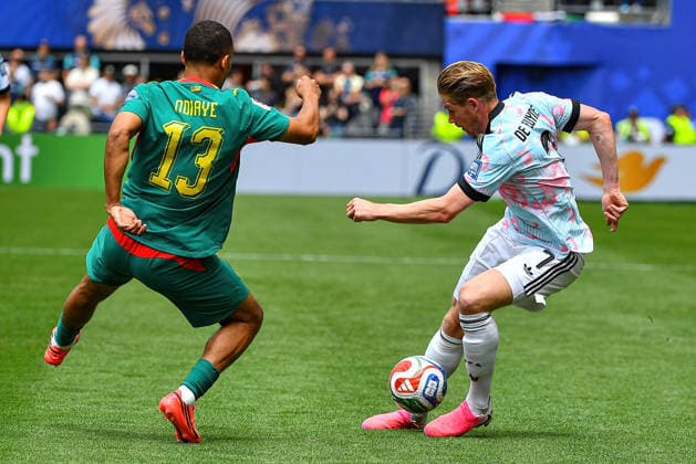 July 01, 2026: Belgium midfielder Kevin de Bruyne (7) maneuvers the ball around Senegal midfielder Iliman Ndiaye (13) during the FIFA World Cup, WM, Weltmeisterschaft, Fussball knockout round of 32 match between Belgium and Senegal in Seattle, WA.Belgium defeated Senegal 3-2 on a penalty kick near the end of the second overtime period. CSM FIFA World Cup 2026: JUL 01 Belgium Vs Senegal  - ZUMAc04_ 20260701_zma_c04_068 Copyright: xStevexFaberx