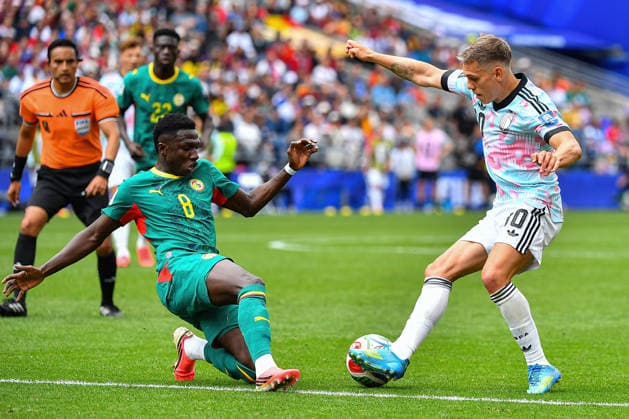 July 01, 2026: Belgium forward Leandro Trossard (10) goes to pass as Senegal midfielder Lamine Camara (8) slides in to block it during the FIFA World Cup, WM, Weltmeisterschaft, Fussball knockout round of 32 match between Belgium and Senegal in Seattle, WA.Belgium defeated Senegal 3-2 on a penalty kick near the end of the second overtime period. CSM FIFA World Cup 2026: JUL 01 Belgium Vs Senegal  - ZUMAc04_ 20260701_zma_c04_054 Copyright: xStevexFaberx