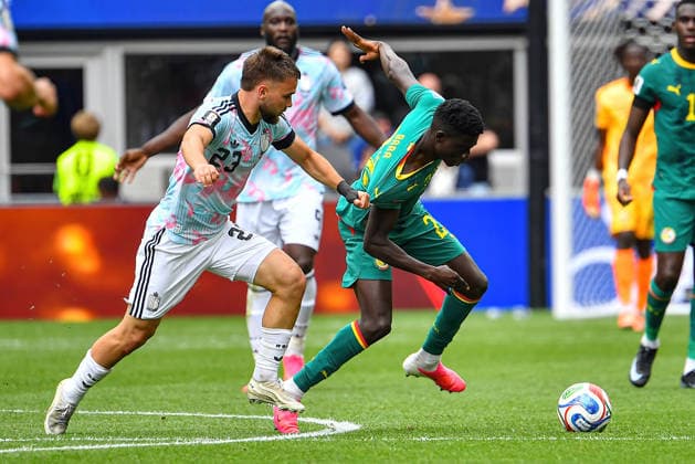 July 01, 2026: Belgium midfielder Nicolas Raskin (23) grabs the jersey of Senegal midfielder Bara Sapoko Ndiaye (22) during the FIFA World Cup, WM, Weltmeisterschaft, Fussball knockout round of 32 match between Belgium and Senegal in Seattle, WA.Belgium defeated Senegal 3-2 on a penalty kick near the end of the second overtime period. CSM FIFA World Cup 2026: JUL 01 Belgium Vs Senegal  - ZUMAc04_ 20260701_zma_c04_055 Copyright: xStevexFaberx