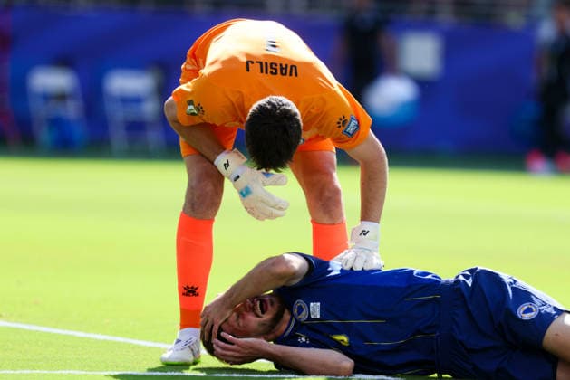 July 1, 2026, Santa Clara, California, USA: Santa Clara, USA - July 1 2026: Nikola Vasilj of Bosnia-Herzegovina checks on Armin GigoviÄ¡ of Bosnia-Herzegovina during a FIFA World Cup, WM, Weltmeisterschaft, Fussball R32 match between United States and Bosnia-Herzegovina at San Francisco Bay Area Stadium Santa Clara USA - ZUMAp121 20260701_zsp_p121_070 Copyright: xChrisxPutnamx