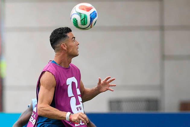 Cristiano Ronaldo of Portugal heads a ball during a training session as preparation for the match against Croatia in the round of 32 of the 2026 FIFA World Cup, WM, Weltmeisterschaft, Fussball in Toronto, Canada, 01 July 2026 . Portugal national team, Nationalteam training ACHTUNG: NUR REDAKTIONELLE NUTZUNG  Copyright: xBienvenidoxVelascox GR4019 20260701-55020770703_1 Portugal national team training !ACHTUNG: NUR REDAKTIONELLE NUTZUNG!  Copyright: xIMAGO BienvenidoxVelascox imago images 0860530268 0860530268st