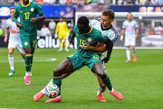 July 01, 2026: Senegal midfielder Kro pin Diatta (15) blocks out Belgium defender Timothy Castagne (21) during the FIFA World Cup, WM, Weltmeisterschaft, Fussball knockout round of 32 match between Belgium and Senegal in Seattle, WA.Belgium defeated Senegal 3-2 on a penalty kick near the end of the second overtime period. CSM Seattle United States - ZUMAc04_ 20260701_zma_c04_075 Copyright: xStevexFaberx
