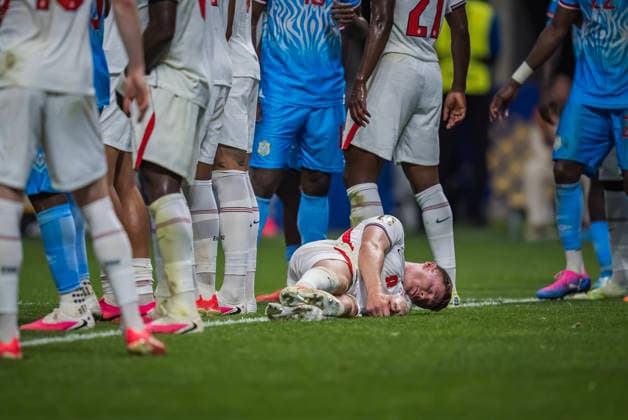 July 1, 2026, Atlanta, Georgia, USA: England midfielder Elliot Anderson (8) lays on the ground during a penalty kick against DR Congo during their World Cup: Round of 32 match at Atlanta Stadium in Atlanta, Georgia. England wins the game, 2:1 in regulation play. Atlanta USA - ZUMAa161 20260701_aaa_a161_649 Copyright: xWalterxArcex xGMGx