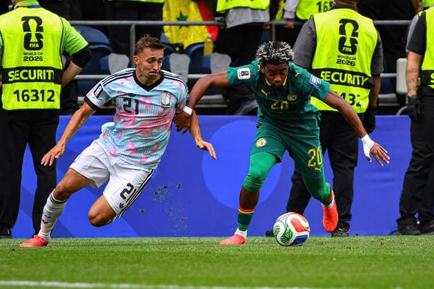 July 01, 2026: Belgium defender Timothy Castagne (21) and Senegal forward Ibrahim Mbaye (20) go for the ball during the FIFA World Cup, WM, Weltmeisterschaft, Fussball knockout round of 32 match between Belgium and Senegal in Seattle, WA.Belgium defeated Senegal 3-2 on a penalty kick near the end of the second overtime period. CSM FIFA World Cup 2026: JUL 01 Belgium Vs Senegal  - ZUMAc04_ 20260701_zma_c04_077 Copyright: xStevexFaberx