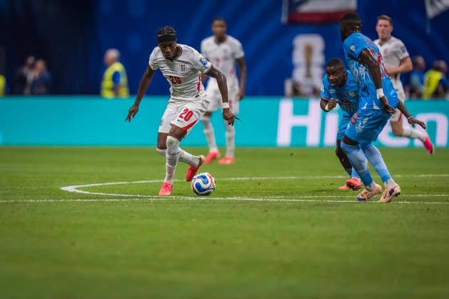 July 1, 2026, Atlanta, Georgia, USA: England forward Noni Madueke (20) fights for the ball against DR Congo during their World Cup: Round of 32 match at Atlanta Stadium in Atlanta, Georgia. England wins the game, 2:1 in regulation play. Atlanta USA - ZUMAa161 20260701_aaa_a161_617 Copyright: xWalterxArcex xGMGx