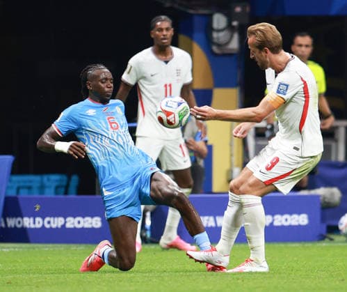 Football - FIFA World Cup, WM, Weltmeisterschaft, Fussball 2026 - England v DR Congo, Atlanta, USA. Ngal™ayel Mukau of DR Congo (L) and Harry Kane of England (R) in action during the FIFA World Cup 2026 soccer match between England and DR Congo at Atlanta Stadium, in Atlanta, Georgia, USA, on July 01, 2026. Atlanta United States  Copyright: xMatrixxImagesx xLynnexGleesonx