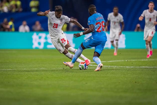 July 1, 2026, Atlanta, Georgia, USA: England forward Noni Madueke (20) fights for the ball against DR Congo during their World Cup: Round of 32 match at Atlanta Stadium in Atlanta, Georgia. England wins the game, 2:1 in regulation play. Atlanta USA - ZUMAa161 20260701_aaa_a161_610 Copyright: xWalterxArcex xGMGx