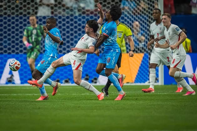 July 1, 2026, Atlanta, Georgia, USA: England midfielder Declan Rice (4) fights for the ball against DR Congo during their World Cup: Round of 32 match at Atlanta Stadium in Atlanta, Georgia. England wins the game, 2:1 in regulation play. Atlanta USA - ZUMAa161 20260701_aaa_a161_601 Copyright: xWalterxArcex xGMGx