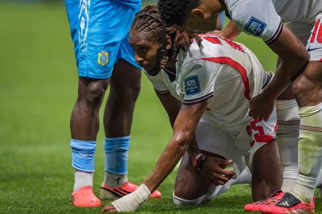 July 1, 2026, Atlanta, Georgia, USA: England defender Djed Spence (25) is injured on a play against DR Congo during their World Cup: Round of 32 match at Atlanta Stadium in Atlanta, Georgia. England wins the game, 2:1 in regulation play. Atlanta USA - ZUMAa161 20260701_aaa_a161_596 Copyright: xWalterxArcex xGMGx