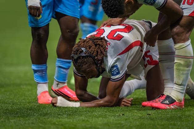 July 1, 2026, Atlanta, Georgia, USA: England defender Djed Spence (25) is injured on a play against DR Congo during their World Cup: Round of 32 match at Atlanta Stadium in Atlanta, Georgia. England wins the game, 2:1 in regulation play. Atlanta USA - ZUMAa161 20260701_aaa_a161_588 Copyright: xWalterxArcex xGMGx