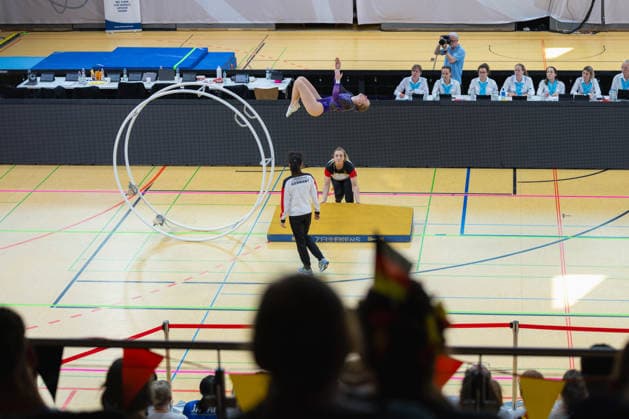 Wheel Gymnastics World Championships 2026 Rhönrad Weltmeisterschaft 2026 in der Sparkassen Arena Göttingen. Deutschland, Göttingen am 01. Juli 2026: Tag eins der Weltmeisterschaft in Rhönrad mit über 250 Athletinnen und Athleten aus 17 Nationen. Emma Gerlitz aus Deutschland beim Gym Wheel Senior All Around Semi-Finals Woman ( Frauen Halbfinal der Rhönrad turnen) in der Geradeturnen Disziplin (Straight-line). *** 2026 World Championships in Gymnastics on the Rhönrad at the Sparkassen Arena in Göttingen, Germany, Göttingen on July 1, 2026—Day one of the Rhönrad World Championships with over 250 athletes from 17 nations. Emma Gerlitz from Germany competes in the Gym Wheel Senior All-Around Semifinals—Women’s Rhönrad Gymnastics in the Straight line