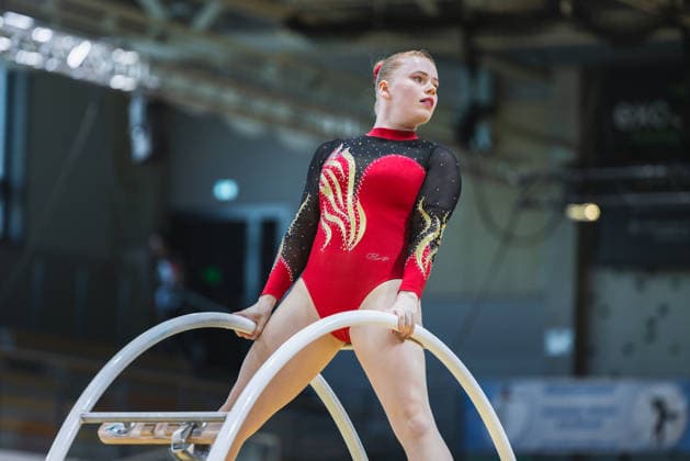 Wheel Gymnastics World Championships 2026 Rhönrad Weltmeisterschaft 2026 in der Sparkassen Arena Göttingen. Deutschland, Göttingen am 01. Juli 2026: Tag eins der Weltmeisterschaft in Rhönrad mit über 250 Athletinnen und Athleten aus 17 Nationen. Sanne Romijn aus der Niederlande beim Gym Wheel Senior All Around Semi-Finals Woman (Frauen Halbfinal der Rhönrad turnen) in der Geradeturnen Disziplin (Straight-line). *** 2026 World Championships in Wheel Gymnastics: 2026 Rhönrad World Championships at the Sparkassen Arena in Göttingen, Germany, Göttingen on July 1, 2026—Day one of the Rhönrad World Championships with over 250 athletes from 17 nations. Sanne Romijn from the Netherlands in the Gym Wheel Senior All-Around Semifinals—Women’s Rhönrad Gymnastics Straight Line Eventdiscipline: Straight line