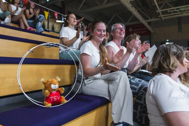 Wheel Gymnastics World Championships 2026 Rhönrad Weltmeisterschaft 2026 in der Sparkassen Arena Göttingen. Deutschland, Göttingen am 01. Juli 2026: Tag eins der Weltmeisterschaft in Rhönrad mit über 250 Athletinnen und Athleten aus 17 Nationen. Fans mit einem Hamster in einem Rhönrad. *** 2026 World Championships in Wheel Gymnastics: 2026 Rhönrad World Championships at the Sparkassen Arena in Göttingen, Germany, Göttingen on July 1, 2026—Day one of the Rhönrad World Championships, featuring over 250 athletes from 17 nations; fans with a hamster in a Rhönrad