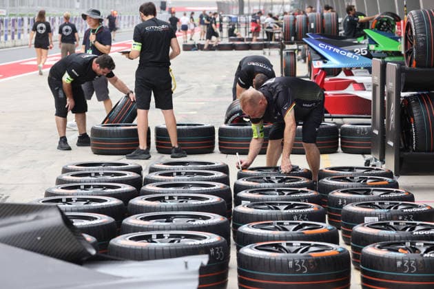 Teammitglieder von Cupra- Kiro und Citreon bereiten die Hankook FE Reifen auf das Rennwochenende vor, FIA Formel E Weltmeisterschaft Saison 12, Shanghai E- Prix, China, 02.07.2026, Shanghai International Circuit *** Team members from Cupra Kiro and Citroën prepare the Hankook FE tires for the race weekend, FIA Formula E World Championship Season 12, Shanghai E-Prix, China, July 2, 2026, Shanghai International Circuit