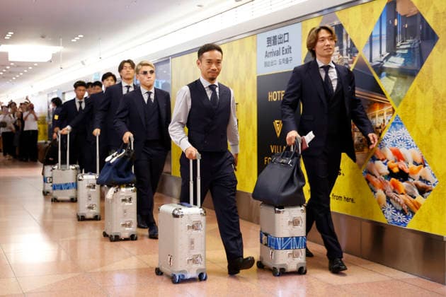 Members of the SAMURAI BLUE (Japan national team, Nationalteam arriveat Tokyo International Airport on July 2, 2026, in Tokyo, Japan. Japanese soccer fans gathered to greet their national team, who returned home after losing to Brazil in the Round of 32 of the 2026 FIFA World Cup, WM, Weltmeisterschaft, Fussball Many supporters turned out to welcome them back.  aflo_336551008 RodrigoxReyesxMarinx