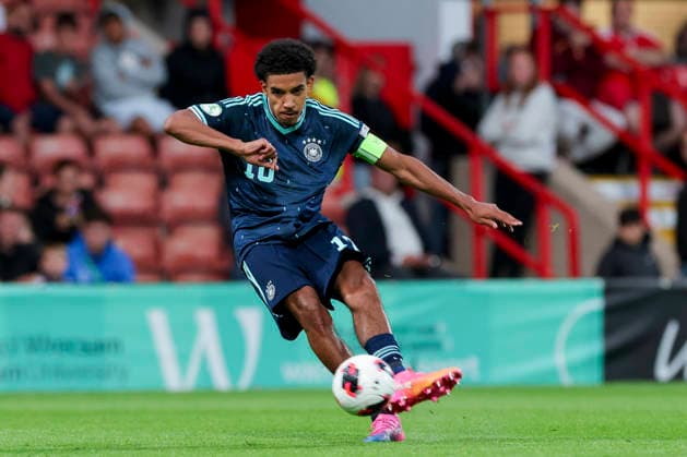 Francis Onyeka (Germany) kontrolliert den Ball, UEFA European Under-19 Championship 2026 Group A, Wales v Germany, Racecourse Ground am 01. July 2026 in Wrexham, Vereinigtes Königreich. (Foto von Marco Steinbrenner DeFodi Images) Francis Onyeka (Germany) controls the ball, UEFA European Under-19 Championship 2026 Group A, Wales v Germany, Racecourse Ground, July 1, 2026 in Wrexham, United Kingdom. (Photo by Marco Steinbrenner DeFodi Images) - *** Francis Onyeka (Germany) controls the ball, 2026 UEFA European Under-19 Championship Group A, Wales vs. Germany, Racecourse Ground on July 1, 2026, in Wrexham, United Kingdom. Photo by Marco Steinbrenner, DeFodi Images. Francis Onyeka (Germany) controls the ball, 2026 UEFA European Under-19 Championship, Group A, Wales vs. Germany, Racecourse Ground, July 1, 2026, in Wrexham, United Kingdom. Photo by Marco Steinbrenner, DeFodi Images
