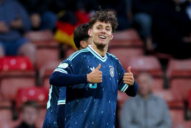 Otto Stange (Germany) bejubelt seinen Treffer zum 0:3, UEFA European Under-19 Championship 2026 Group A, Wales v Germany, Racecourse Ground am 01. July 2026 in Wrexham, Vereinigtes Königreich. (Foto von Marco Steinbrenner DeFodi Images) Otto Stange (Germany) celebrates after scoring his teams third Goal, UEFA European Under-19 Championship 2026 Group A, Wales v Germany, Racecourse Ground, July 1, 2026 in Wrexham, United Kingdom. (Photo by Marco Steinbrenner DeFodi Images) - *** Otto Stange of Germany celebrates his goal to make it 0–3, 2026 UEFA European Under-19 Championship, Group A, Wales vs. Germany, Racecourse Ground on July 1, 2026, in Wrexham, United Kingdom. Photo by Marco Steinbrenner, DeFodi Images. Otto Stange of Germany celebrates after scoring his team’s third goal, UEFA European Under-19 Championship 2026, Group A, Wales vs. Germany, Racecourse Ground, July 1, 2026, in Wrexham, United Kingdom. Photo by Marco Steinbrenner, DeFodi Images