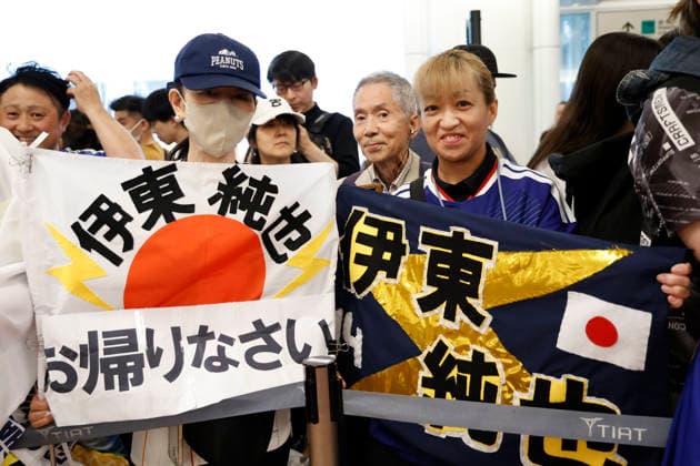 Japanese soccer fans gather to greet their national teamat Tokyo International Airport on July 2, 2026, in Tokyo, Japan. SAMURAI BLUE (Japan national team, Nationalteam arrived to Japan after losing to Brazil in the Round of 32 of the 2026 FIFA World Cup, WM, Weltmeisterschaft, Fussball Many supporters turned out to welcome them back.  aflo_336551358 RodrigoxReyesxMarinx