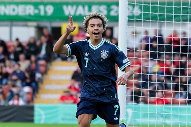 Montrell Culbreath (Germany) bejubelt seinen Treffer zum 0:2, UEFA European Under-19 Championship 2026 Group A, Wales v Germany, Racecourse Ground am 01. July 2026 in Wrexham, Vereinigtes Königreich. (Foto von Marco Steinbrenner DeFodi Images) Montrell Culbreath (Germany) celebrates after scoring his teams second goal, UEFA European Under-19 Championship 2026 Group A, Wales v Germany, Racecourse Ground, July 1, 2026 in Wrexham, United Kingdom. (Photo by Marco Steinbrenner DeFodi Images) - *** Montrell Culbreath of Germany celebrates his goal to make it 0–2, 2026 UEFA European Under-19 Championship, Group A, Wales vs. Germany, Racecourse Ground on July 1, 2026, in Wrexham, United Kingdom. Photo by Marco Steinbrenner, DeFodi Images. Montrell Culbreath of Germany celebrates after scoring his team’s second goal, UEFA European Under-19 Championship 2026, Group A, Wales vs. Germany, Racecourse Ground, July 1, 2026, in Wrexham, United Kingdom. Photo by Marco Steinbrenner, DeFodi Images