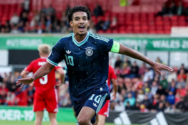 Francis Onyeka (Germany) bejubelt seinen Treffer zum 0:1, UEFA European Under-19 Championship 2026 Group A, Wales v Germany, Racecourse Ground am 01. July 2026 in Wrexham, Vereinigtes Königreich. (Foto von Marco Steinbrenner DeFodi Images) Francis Onyeka (Germany) celebrates after scoring his teams first goal, UEFA European Under-19 Championship 2026 Group A, Wales v Germany, Racecourse Ground, July 1, 2026 in Wrexham, United Kingdom. (Photo by Marco Steinbrenner DeFodi Images) - *** Francis Onyeka of Germany celebrates his goal to make it 0–1, 2026 UEFA European Under-19 Championship, Group A, Wales vs. Germany, Racecourse Ground on July 1, 2026, in Wrexham, United Kingdom. Photo by Marco Steinbrenner, DeFodi Images. Francis Onyeka of Germany celebrates after scoring his team’s first goal, UEFA European Under-19 Championship 2026, Group A, Wales vs. Germany, Racecourse Ground, July 1, 2026, in Wrexham, United Kingdom. Photo by Marco Steinbrenner, DeFodi Images