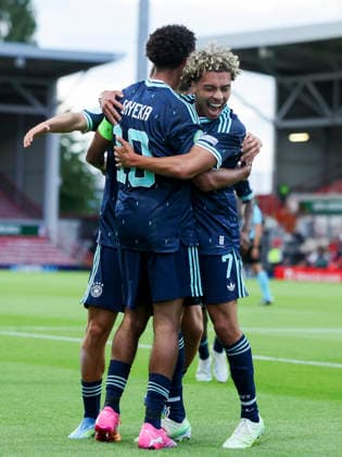 Francis Onyeka (Germany) bejubelt seinen Treffer zum 0:1 mit Montrell Culbreath (Germany), UEFA European Under-19 Championship 2026 Group A, Wales v Germany, Racecourse Ground am 01. July 2026 in Wrexham, Vereinigtes Königreich. (Foto von Marco Steinbrenner DeFodi Images) Francis Onyeka (Germany) celebrates after scoring his teams first goal with Montrell Culbreath (Germany), UEFA European Under-19 Championship 2026 Group A, Wales v Germany, Racecourse Ground, July 1, 2026 in Wrexham, United Kingdom. (Photo by Marco Steinbrenner DeFodi Images) - *** Francis Onyeka (Germany) celebrates his goal to make it 0–1 with Montrell Culbreath (Germany), 2026 UEFA European Under-19 Championship, Group A, Wales vs. Germany, Racecourse Ground on July 1, 2026, in Wrexham, United Kingdom. Photo by Marco Steinbrenner, DeFodi Images. Francis Onyeka (Germany) celebrates after scoring his team’s first goal alongside Montrell Culbreath (Germany), UEFA European Under-19 Championship 2026, Group A, Wales vs. Germany, Racecourse Ground, July 1, 2026, in Wrexham, United Kingdom. Photo by Marco Steinbrenner, DeFodi Images