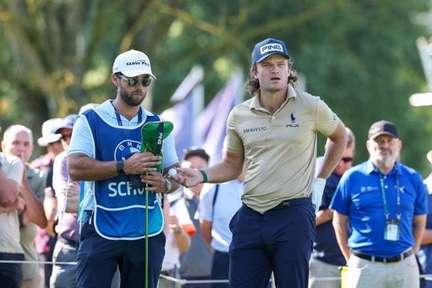Freddy Schott (GER) bespricht sich mit seinem Caddy, 37. BMW International Open 2026, Golf, DP World Tour, Herren, Runde 1, 02.07.2026 Eichenried Bayern Deutschland *** Freddy Schott (GER) talks with his caddie, 37th BMW International Open 2026, Golf, DP World Tour, Men s, Round 1, July 2, 2026, Eichenried, Bavaria, Germany Copyright: xkolbert-press ChristianxKolbertx