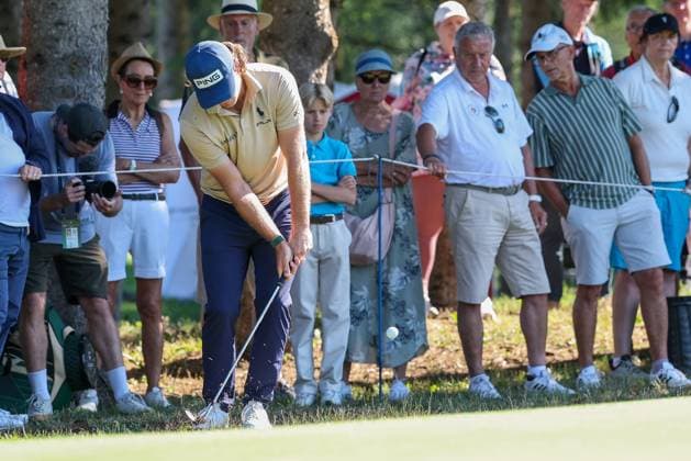 Freddy Schott (GER) beim Chip aufs Green, 37. BMW International Open 2026, Golf, DP World Tour, Herren, Runde 1, 02.07.2026 Eichenried Bayern Deutschland *** Freddy Schott (GER) chipping onto the green, 37th BMW International Open 2026, Golf, DP World Tour, Men s, Round 1, July 2, 2026, Eichenried, Bavaria, Germany Copyright: xkolbert-press ChristianxKolbertx
