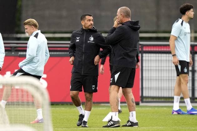 ROTTERDAM - Feyenoord coach Giovanni van Bronckhorst and Feyenoord assistant coach John de Wolf during Feyenoord s first training session at Sportcomplex 1908 on July 2, 2026, in Rotterdam, the Netherlands. Feyenoord is preparing for the new 2026-2027 season. TOBIAS KLEUVER ANP Eredivisie 2026-2027 xVIxANPxSportx xxANPxIVx 562604368 originalFilename: 562604368.jpg