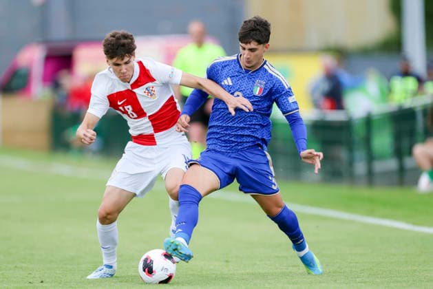 Pavle Smiljanic (Croatia) und Matteo Cocchi (Italy) kaempfen um den Ball, UEFA European Under-19 Championship 2026 Group B, Croatia v Italy, The Oval am 02. July 2026 in Caernarfon, Vereinigtes Königreich. (Foto von Marco Steinbrenner DeFodi Images) Pavle Smiljanic (Croatia) und Matteo Cocchi (Italy) battle for the ball, UEFA European Under-19 Championship 2026 Group B, Croatia v Italy, The Oval, July 2, 2026 in Caernarfon, United Kingdom. (Photo by Marco Steinbrenner DeFodi Images) - *** Pavle Smiljanic (Croatia) and Matteo Cocchi (Italy) battle for the ball, 2026 UEFA European Under-19 Championship Group B, Croatia vs. Italy, The Oval on July 2, 2026, in Caernarfon, United Kingdom. Photo by Marco Steinbrenner, DeFodi Images. Pavle Smiljanic (Croatia) and Matteo Cocchi (Italy) battle for the ball, 2026 UEFA European Under-19 Championship Group B, Croatia vs. Italy, The Oval, July 2, 2026, in Caernarfon, United Kingdom. Photo by Marco Steinbrenner, DeFodi Images