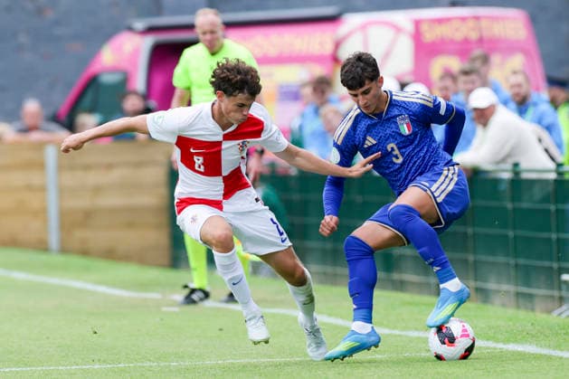 Tomas Bakovic (Croatia) und Matteo Cocchi (Italy) kaempfen um den Ball, UEFA European Under-19 Championship 2026 Group B, Croatia v Italy, The Oval am 02. July 2026 in Caernarfon, Vereinigtes Königreich. (Foto von Marco Steinbrenner DeFodi Images) Tomas Bakovic (Croatia) und Matteo Cocchi (Italy) battle for the ball, UEFA European Under-19 Championship 2026 Group B, Croatia v Italy, The Oval, July 2, 2026 in Caernarfon, United Kingdom. (Photo by Marco Steinbrenner DeFodi Images) - *** Tomas Bakovic (Croatia) and Matteo Cocchi (Italy) battle for the ball, 2026 UEFA European Under-19 Championship Group B, Croatia vs. Italy, The Oval on July 2, 2026, in Caernarfon, United Kingdom. Photo by Marco Steinbrenner, DeFodi Images. Tomas Bakovic (Croatia) and Matteo Cocchi (Italy) battle for the ball, 2026 UEFA European Under-19 Championship Group B, Croatia vs. Italy, The Oval, July 2, 2026, in Caernarfon, United Kingdom. Photo by Marco Steinbrenner, DeFodi Images