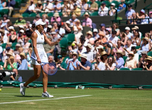 2026 Wimbledon, June 29, Day 1 LONDON, - JUNE 29: Madison Keys of the United States changes balls against Katie Swan of Great Britain during the 2026 Wimbledon, June 29, Day 1 at The all England club, Wimbledon on June 29, 2026 in London, GBR. London The all England club, Wimbledon GBR Copyright: xPeterxvanxdenxBerg ISIxPhotosx 9402