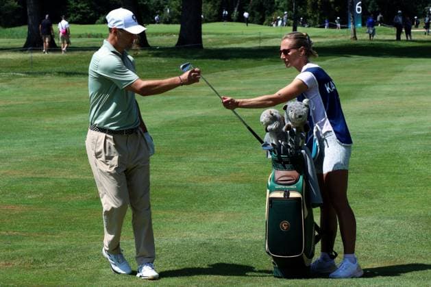 EICHENRIED, GERMANY - JULY 02: KAYMER, Martin (GER) give the club to his Wife as Caddy at the Round 1 of the BMW International Open, Eichenried, Germany, DP World TOUR, Round 1 on July 02, 2026 in Eichenried, Germany, BMW International Open, Eichenried, Germany, 02.07.2026 Bavaria Germany Copyright: xPhotographer:xNilsxKoepkex