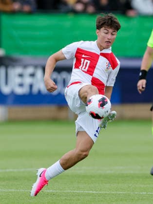 Patrice Covic (Croatia) kontrolliert den Ball, UEFA European Under-19 Championship 2026 Group B, Croatia v Italy, The Oval am 02. July 2026 in Caernarfon, Vereinigtes Königreich. (Foto von Marco Steinbrenner DeFodi Images) Patrice Covic (Croatia) controls the ball, UEFA European Under-19 Championship 2026 Group B, Croatia v Italy, The Oval, July 2, 2026 in Caernarfon, United Kingdom. (Photo by Marco Steinbrenner DeFodi Images) - *** Patrice Covic of Croatia controls the ball, 2026 UEFA European Under-19 Championship Group B, Croatia vs. Italy, The Oval on July 2, 2026, in Caernarfon, United Kingdom Photo by Marco Steinbrenner DeFodi Images Patrice Covic of Croatia controls the ball, 2026 UEFA European Under-19 Championship Group B, Croatia vs. Italy, The Oval, July 2, 2026, in Caernarfon, United Kingdom. Photo by Marco Steinbrenner, DeFodi Images