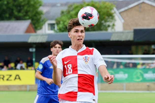 Pavle Smiljanic (Croatia) kontrolliert den Ball, UEFA European Under-19 Championship 2026 Group B, Croatia v Italy, The Oval am 02. July 2026 in Caernarfon, Vereinigtes Königreich. (Foto von Marco Steinbrenner DeFodi Images) Pavle Smiljanic (Croatia) controls the ball, UEFA European Under-19 Championship 2026 Group B, Croatia v Italy, The Oval, July 2, 2026 in Caernarfon, United Kingdom. (Photo by Marco Steinbrenner DeFodi Images) - *** Pavle Smiljanic of Croatia controls the ball, 2026 UEFA European Under-19 Championship Group B, Croatia vs. Italy, The Oval on July 2, 2026, in Caernarfon, United Kingdom. Photo by Marco Steinbrenner, DeFodi Images. Pavle Smiljanic of Croatia controls the ball, UEFA European Under-19 Championship 2026 Group B, Croatia vs. Italy, The Oval, July 2, 2026, in Caernarfon, United Kingdom. Photo by Marco Steinbrenner, DeFodi Images
