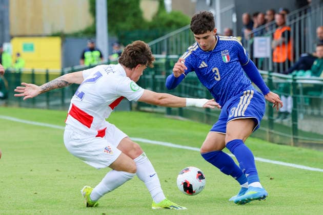 Noa Mikic (Croatia) und Matteo Cocchi (Italy) kaempfen um den Ball, UEFA European Under-19 Championship 2026 Group B, Croatia v Italy, The Oval am 02. July 2026 in Caernarfon, Vereinigtes Königreich. (Foto von Marco Steinbrenner DeFodi Images) Noa Mikic (Croatia) und Matteo Cocchi (Italy) battle for the ball, UEFA European Under-19 Championship 2026 Group B, Croatia v Italy, The Oval, July 2, 2026 in Caernarfon, United Kingdom. (Photo by Marco Steinbrenner DeFodi Images) - *** Noa Mikic (Croatia) and Matteo Cocchi (Italy) battle for the ball, 2026 UEFA European Under-19 Championship Group B, Croatia vs. Italy, The Oval on July 2, 2026, in Caernarfon, United Kingdom. Photo by Marco Steinbrenner, DeFodi Images. Noa Mikic (Croatia) and Matteo Cocchi (Italy) battle for the ball, UEFA European Under-19 Championship 2026 Group B, Croatia vs. Italy, The Oval, July 2, 2026, in Caernarfon, United Kingdom. Photo by Marco Steinbrenner, DeFodi Images