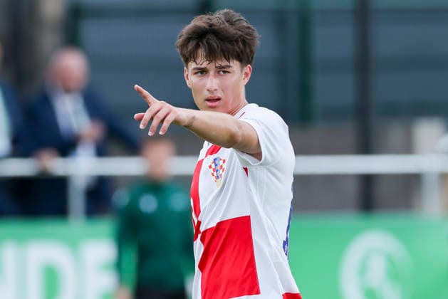 Patrice Covic (Croatia) gestikuliert, UEFA European Under-19 Championship 2026 Group B, Croatia v Italy, The Oval am 02. July 2026 in Caernarfon, Vereinigtes Königreich. (Foto von Marco Steinbrenner DeFodi Images) Patrice Covic (Croatia) gestures, UEFA European Under-19 Championship 2026 Group B, Croatia v Italy, The Oval, July 2, 2026 in Caernarfon, United Kingdom. (Photo by Marco Steinbrenner DeFodi Images) - *** Patrice Covic of Croatia gestures, 2026 UEFA European Under-19 Championship Group B, Croatia vs. Italy, The Oval on July 2, 2026, in Caernarfon, United Kingdom. Photo by Marco Steinbrenner, DeFodi Images. Patrice Covic of Croatia gestures during the 2026 UEFA European Under-19 Championship, Group B, Croatia vs. Italy, at The Oval, July 2, 2026, in Caernarfon, United Kingdom. Photo by Marco Steinbrenner, DeFodi Images