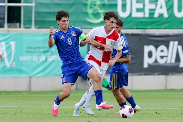 Emanuele Sala (Italy) und Tomas Bakovic (Croatia) kaempfen um den Ball, UEFA European Under-19 Championship 2026 Group B, Croatia v Italy, The Oval am 02. July 2026 in Caernarfon, Vereinigtes Königreich. (Foto von Marco Steinbrenner DeFodi Images) Emanuele Sala (Italy) und Tomas Bakovic (Croatia) battle for the ball, UEFA European Under-19 Championship 2026 Group B, Croatia v Italy, The Oval, July 2, 2026 in Caernarfon, United Kingdom. (Photo by Marco Steinbrenner DeFodi Images) - *** Emanuele Sala (Italy) and Tomas Bakovic (Croatia) battle for the ball, 2026 UEFA European Under-19 Championship Group B, Croatia vs. Italy, The Oval on July 2, 2026, in Caernarfon, United Kingdom. Photo by Marco Steinbrenner, DeFodi Images. Emanuele Sala (Italy) and Tomas Bakovic (Croatia) battle for the ball, UEFA European Under-19 Championship 2026, Group B, Croatia vs. Italy, The Oval, July 2, 2026, in Caernarfon, United Kingdom. Photo by Marco Steinbrenner, DeFodi Images