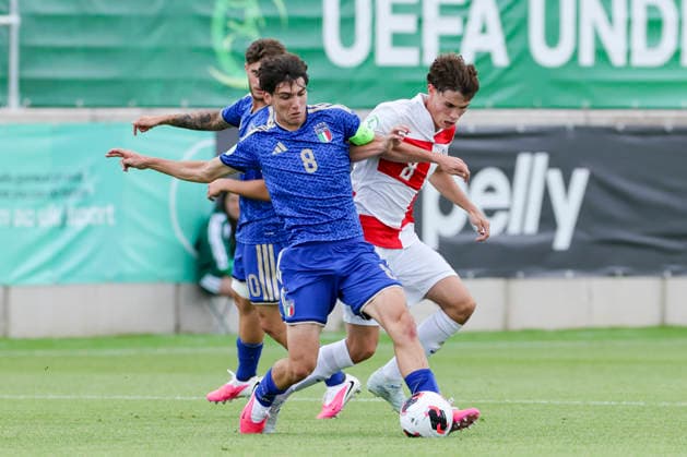 Emanuele Sala (Italy) und Tomas Bakovic (Croatia) kaempfen um den Ball, UEFA European Under-19 Championship 2026 Group B, Croatia v Italy, The Oval am 02. July 2026 in Caernarfon, Vereinigtes Königreich. (Foto von Marco Steinbrenner DeFodi Images) Emanuele Sala (Italy) und Tomas Bakovic (Croatia) battle for the ball, UEFA European Under-19 Championship 2026 Group B, Croatia v Italy, The Oval, July 2, 2026 in Caernarfon, United Kingdom. (Photo by Marco Steinbrenner DeFodi Images) - *** Emanuele Sala (Italy) and Tomas Bakovic (Croatia) battle for the ball, 2026 UEFA European Under-19 Championship Group B, Croatia vs. Italy, The Oval on July 2, 2026, in Caernarfon, United Kingdom. Photo by Marco Steinbrenner, DeFodi Images. Emanuele Sala (Italy) and Tomas Bakovic (Croatia) battle for the ball, UEFA European Under-19 Championship 2026, Group B, Croatia vs. Italy, The Oval, July 2, 2026, in Caernarfon, United Kingdom. Photo by Marco Steinbrenner, DeFodi Images