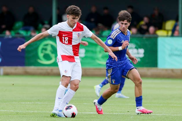 Pavle Smiljanic (Croatia) und Federico Coletta (Italy) kaempfen um den Ball, UEFA European Under-19 Championship 2026 Group B, Croatia v Italy, The Oval am 02. July 2026 in Caernarfon, Vereinigtes Königreich. (Foto von Marco Steinbrenner DeFodi Images) Pavle Smiljanic (Croatia) und Federico Coletta (Italy) battle for the ball, UEFA European Under-19 Championship 2026 Group B, Croatia v Italy, The Oval, July 2, 2026 in Caernarfon, United Kingdom. (Photo by Marco Steinbrenner DeFodi Images) - *** Pavle Smiljanic (Croatia) and Federico Coletta (Italy) battle for the ball, 2026 UEFA European Under-19 Championship Group B, Croatia vs. Italy, The Oval on July 2, 2026, in Caernarfon, United Kingdom. Photo by Marco Steinbrenner, DeFodi Images. Pavle Smiljanic (Croatia) and Federico Coletta (Italy) battle for the ball, 2026 UEFA European Under-19 Championship Group B, Croatia vs. Italy, The Oval, July 2, 2026, in Caernarfon, United Kingdom. Photo by Marco Steinbrenner, DeFodi Images