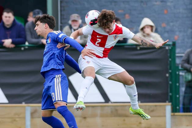 Matteo Cocchi (Italy) und Noa Mikic (Croatia) kaempfen um den Ball, UEFA European Under-19 Championship 2026 Group B, Croatia v Italy, The Oval am 02. July 2026 in Caernarfon, Vereinigtes Königreich. (Foto von Marco Steinbrenner DeFodi Images) Matteo Cocchi (Italy) und Noa Mikic (Croatia) battle for the ball, UEFA European Under-19 Championship 2026 Group B, Croatia v Italy, The Oval, July 2, 2026 in Caernarfon, United Kingdom. (Photo by Marco Steinbrenner DeFodi Images) - *** Matteo Cocchi (Italy) and Noa Mikic (Croatia) battle for the ball, 2026 UEFA European Under-19 Championship Group B, Croatia vs. Italy, The Oval on July 2, 2026, in Caernarfon, United Kingdom. Photo by Marco Steinbrenner, DeFodi Images. Matteo Cocchi (Italy) and Noa Mikic (Croatia) battle for the ball, 2026 UEFA European Under-19 Championship Group B, Croatia vs. Italy, The Oval, July 2, 2026, in Caernarfon, United Kingdom. Photo by Marco Steinbrenner, DeFodi Images